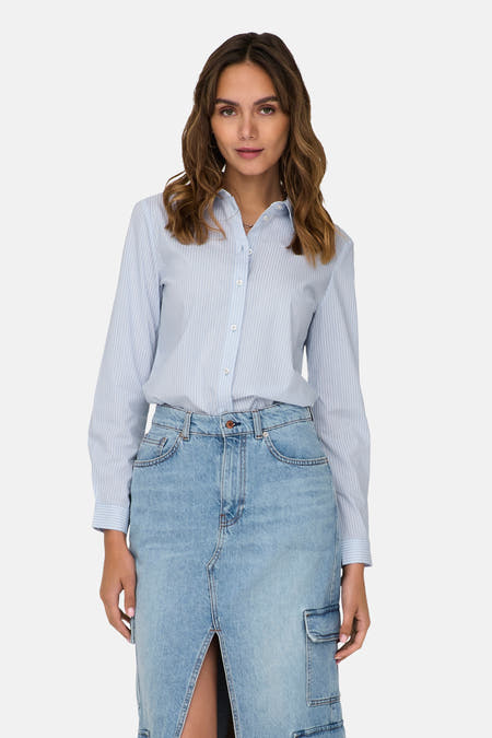Chemise bleue rayée à manches longues de JDY, portée avec une jupe en denim fendue.