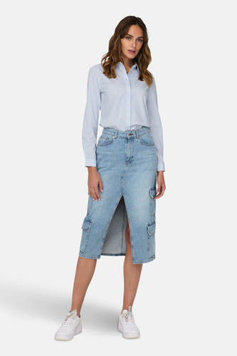 Chemise bleue à manches longues de JDY, associée à une jupe en denim avec fente et poches.