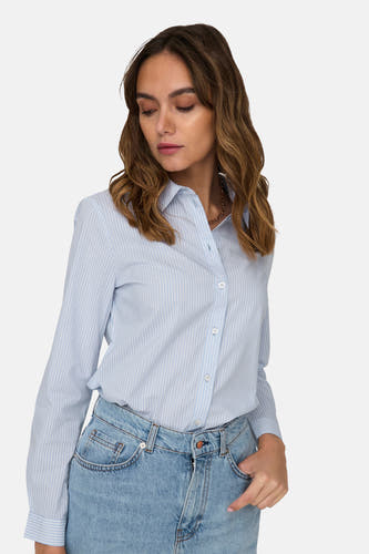 Chemise bleue rayée avec longues manches de JDY, portée avec un jean.