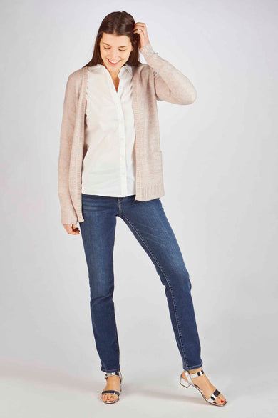Witte blouse van JDY, gedragen onder een roze vest en gecombineerd met jeans en sandalen.
