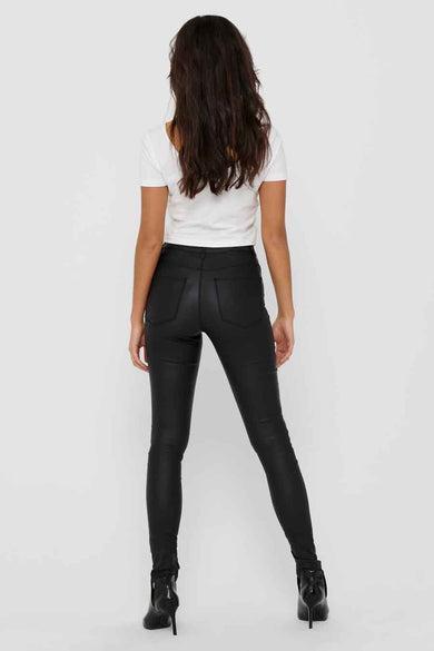 Pantalon noir de ONLY, montré sur le dos, associé à une chemise blanche et des bottes noires.