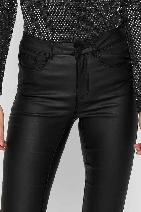 Pantalon noir de ONLY, avec un fini brillant et des poches à l'avant.