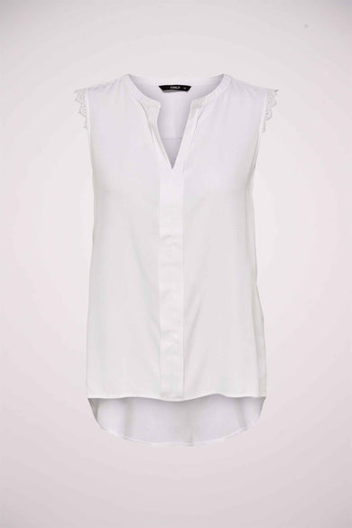 Blouse sans manches blanche d'ONLY, avec des détails de bordure aux épaules et un col en V.