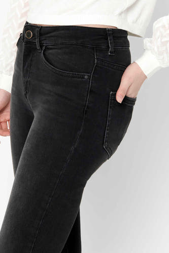 Jean skinny noir ONLY avec poche à main et partie supérieure blanche.