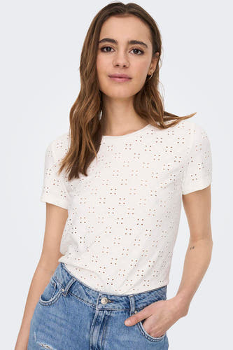 T-shirt blanc à manches courtes de JDY, avec des détails brodés et des jeans bleus.