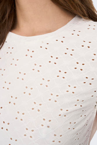 T-shirt blanc de JDY, avec un motif ajouré et des manches courtes.