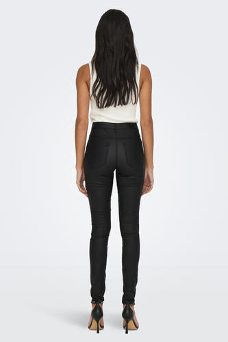 Pantalon noir de ONLY, avec un fini brillant, associé à une chemise sans manches et des baskets noires.