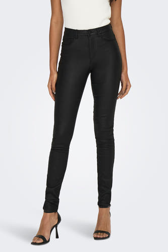 Pantalon noir de ONLY, associé à une chemise blanche et des baskets noires.