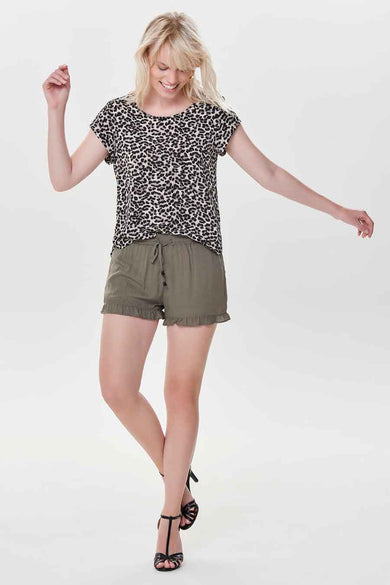 Blouse brune ONLY avec imprimé d'animaux et manches courtes, portée avec des shorts kaki et des sandales noires.