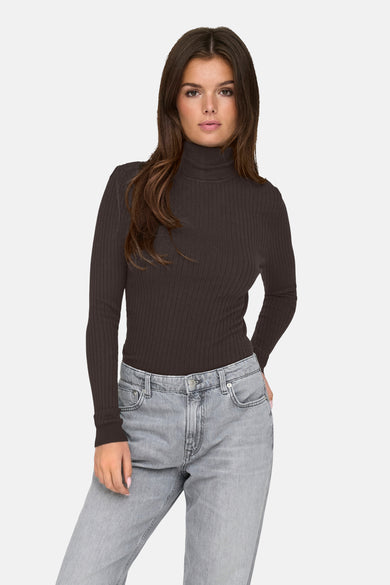 Manteau coltrui brun ONLY, porté avec un jean gris.