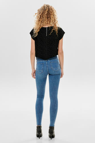 Skinny jeans in middenblauw denim van ONLY, met achterkant en stiletto hakken.
