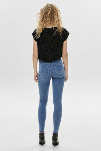 Jean skinny en denim bleu moyen d'ONLY, avec fond et taille haute.