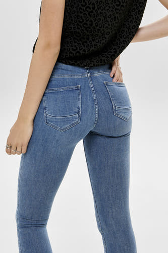 Jeans skinny bleu marine d'ONLY, avec poches arrière, portés avec un haut noir à imprimé léopard