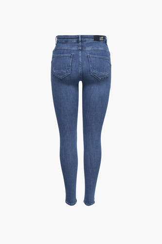 Jeans skinny bleu moyen d'ONLY, avec des poches arrière et une coupe ajustée.