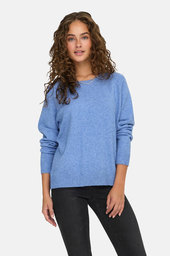 Pull bleu à col rond de ONLY, à manches longues, combiné avec un jean skinny noir et des bottes.