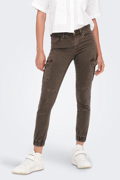 Pantalon brun d'ONLY, avec poches cargo, associé à une chemise blanche et des baskets blanches.