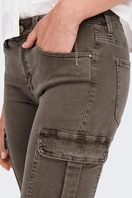 Pantalon brun d'ONLY, avec des poches cargo et un bracelet en or dans la poche.