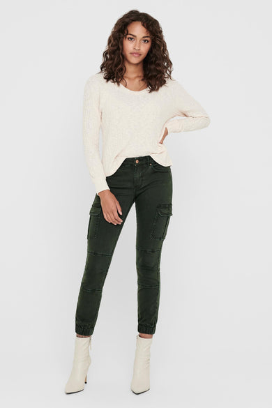 Pantalon gris d'ONLY, avec des poches cargo et des bordures élastiques, associé à une chemise crème et des bottines.