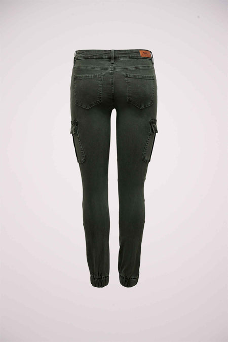 Pantalon gris ONLY avec poches cargo et ceinture élastique à l'arrière.