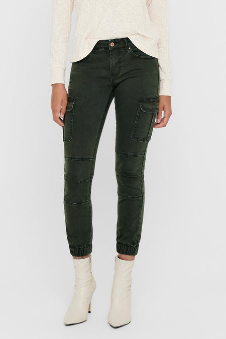 Pantalon gris ONLY, avec des poches cargo et des boutons, associé à une chemise repassée et à des baskets blanches.