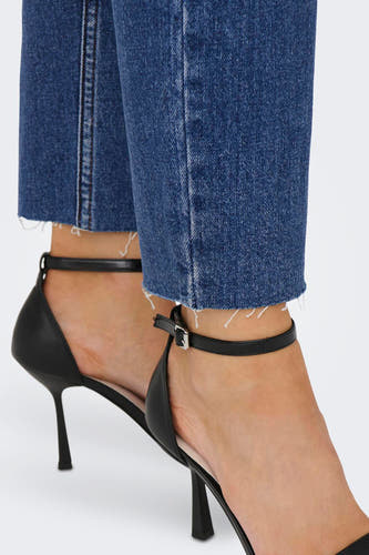 Jean mom bleu marine d'ONLY, associé à un col échancré et des talons noirs en cuir.