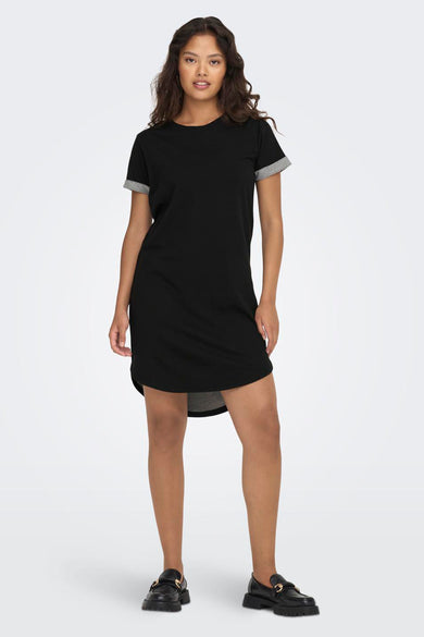 Robe noire à manches courtes de JDY, avec une ligne d'asymétrie et associée à des collants noirs.