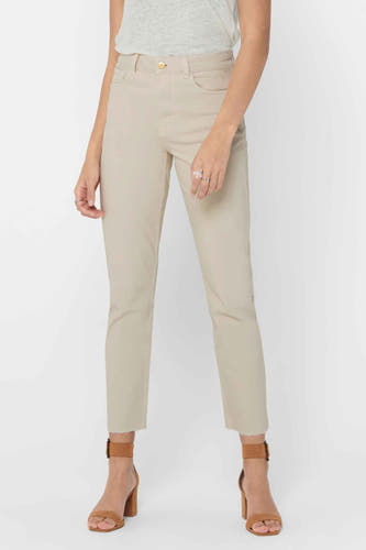 Jean mom beige de ONLY®, avec des surpiqures hautes et des ourlets bruns.