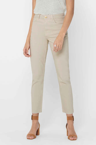 Beige mom jeans van ONLY®, met enkelhoge pijpen en bruine hakken.