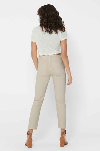 Jean mom beige de ONLY, avec des poches arrière et des manchons courts avec un zip.