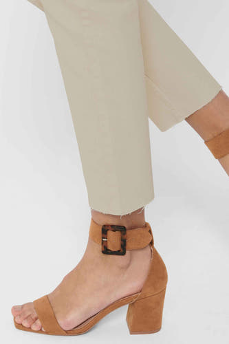 Jean mom beige de ONLY, associé à des sandales brunes avec une boucle carrée.