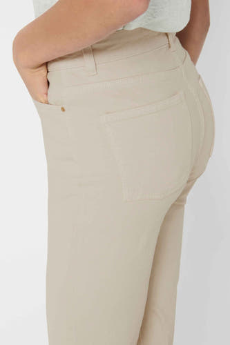 Jean mom beige de ONLY, avec poche latérale et poches arrière, gros plan du dos.