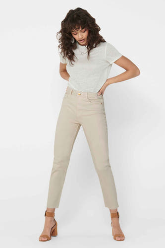 Jean mom beige de ONLY, associé à un T-shirt blanc et des sandales brunes à talon.