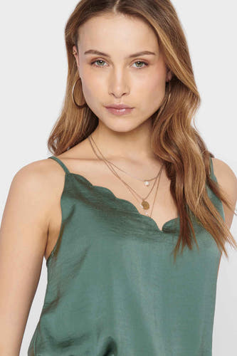 Blouse verte verte sans manches ONLY, avec une ligne de col sculptée et des ornements dorés.