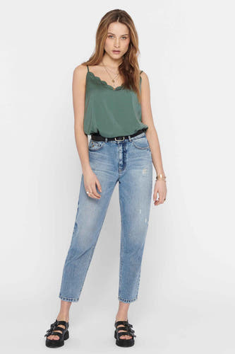 Blouse à manches courtes verte de ONLY, portée avec des jeans, une ceinture et des sandales.
