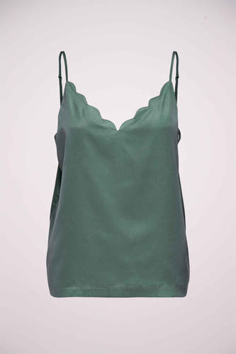 Blouse sans manches verte de ONLY® avec des rubans spaghetti et une encolure ondulée.
