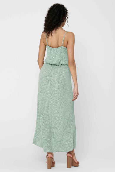 Robe sans manches verte de ONLY®, avec des taches blanches et des bretelles spaghetti, vue de derrière.