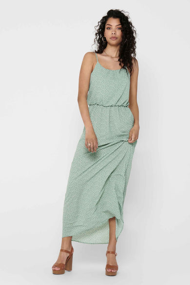 Robe verte sans manches ONLY, avec une impression à pois blancs et des sandales sur plateforme marron.