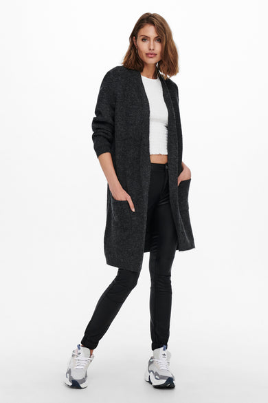 Veste grise de ONLY®, avec des manches longues et des poches, associée à une chemise blanche et un pantalon noir.
