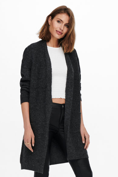 Gilet gris d'ONLY, avec des manches longues et une ferverture ouverte, associé à une chemise blanche et un pantalon noir.