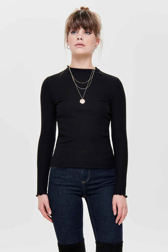 Pull noir à manches longues de ONLY, porté avec une chaîne d'or et des jeans foncés.