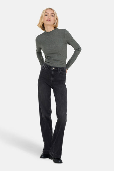 Sweat-shirt gris avec col rond de ONLY, porté avec des jeans foncés et des chaussures noires.
