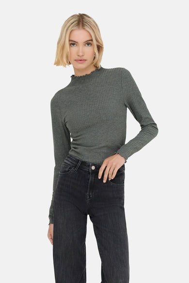 Sweat-shirt gris à col rond de ONLY, avec des manches longues et une texture côtelée, porté avec des jeans foncés.