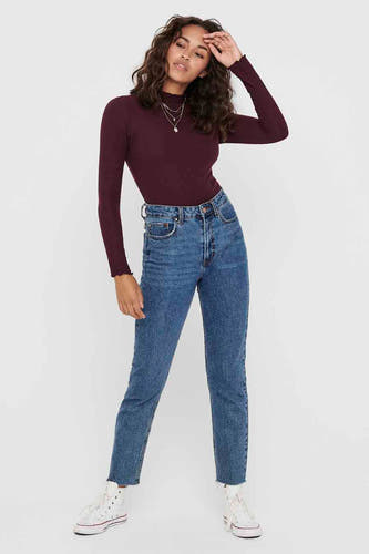 Veste Bordeaux avec col rond ONLY, à longues manches, portée avec un jean et des baskets blanches.