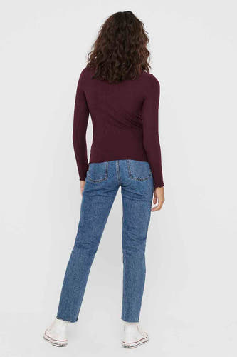 Gilet de Bordeaux avec col rond ONLY®, vu de derrière, avec des manches longues et des détails rayés.