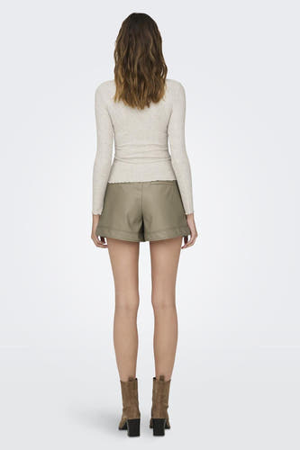 Pull ecru d'ONLY, avec manches longues et un motif de côtes subtil sur le tissu.