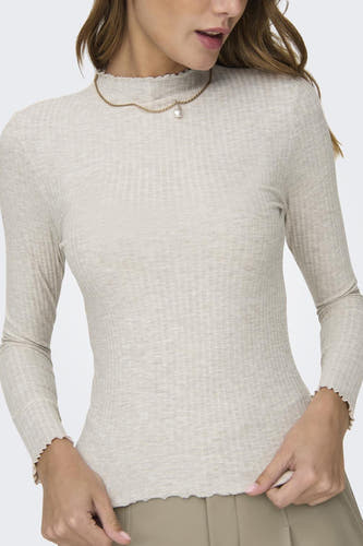 Pull écru d'ONLY, à manches longues et texture côtelée, combiné avec une chaîne en or.
