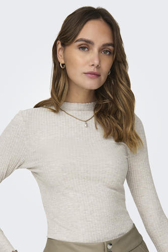Pull écru d'ONLY, avec manches longues, une structure de côtes subtile et un col en perles.