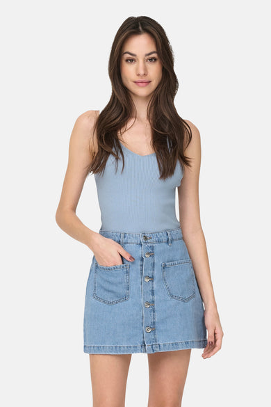 T-shirt bleu de JDY, porté avec une jupe en cuir à boutons devant.