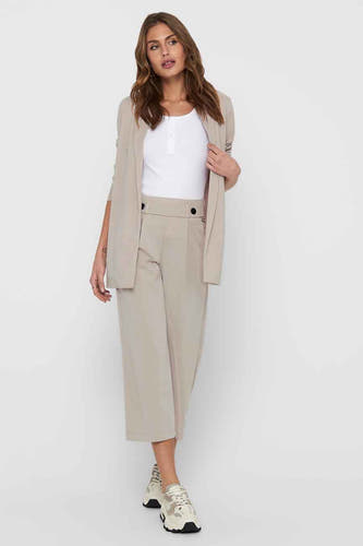 Blazer gris de JDY, porté avec un haut blanc et un pantalon culotte beige.
