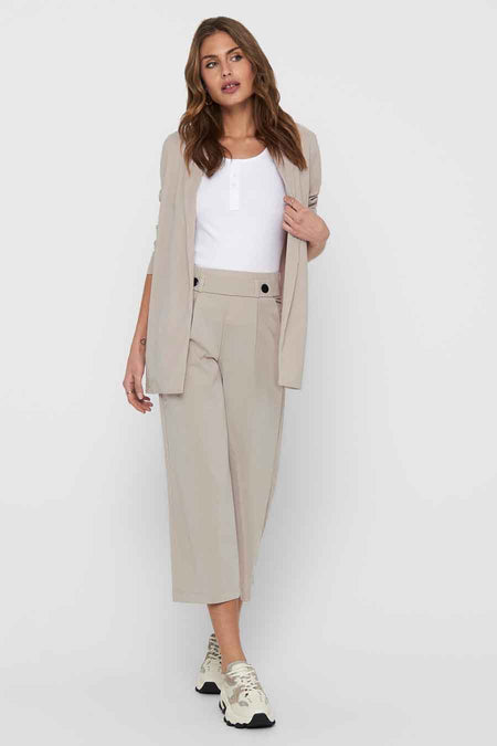 Blazer gris de JDY, porté avec un haut blanc et un pantalon culotte beige.